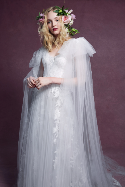 Robe de mariée avec une cape