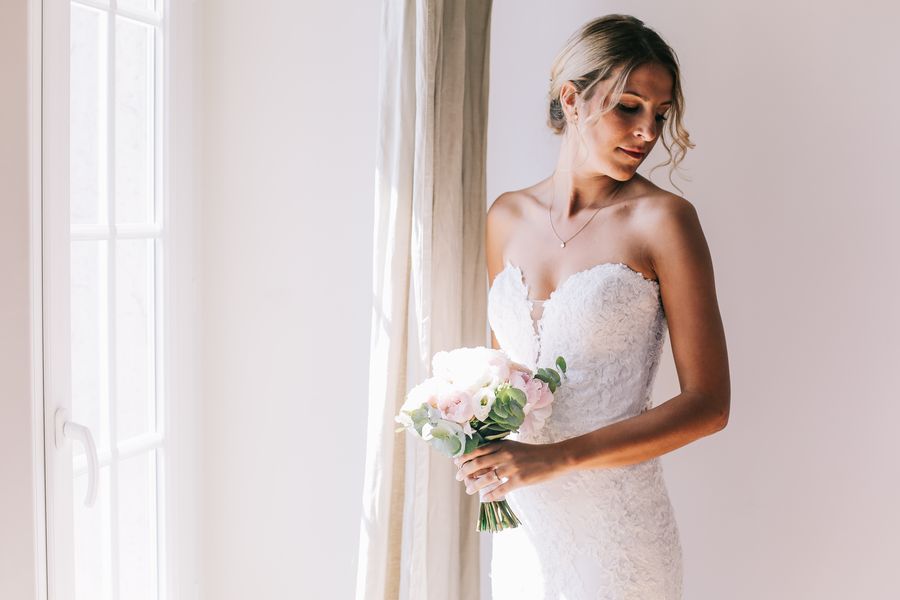 La mariée dans sa robe pour la cérémonie de mariage laïque