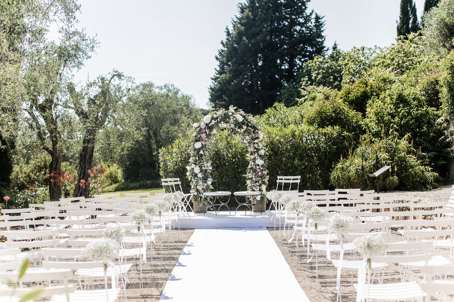 Lieu de la cérémonie laïque avec une arche de mariage