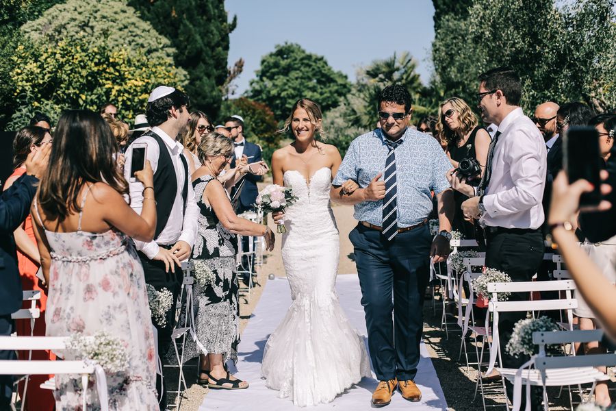 La mariée arrive à la cérémonie