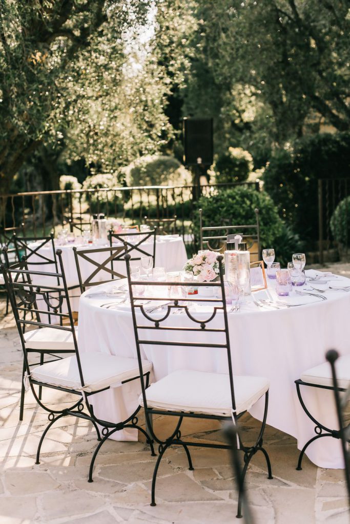 Les tables lors de la réception du mariage