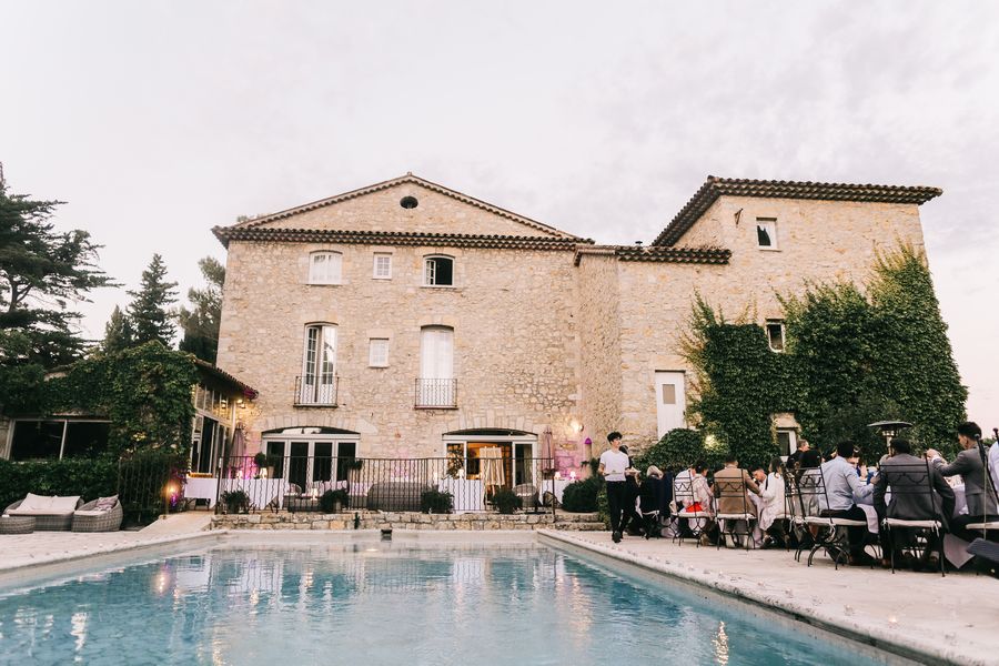 Réception de mariage au bord de la piscine