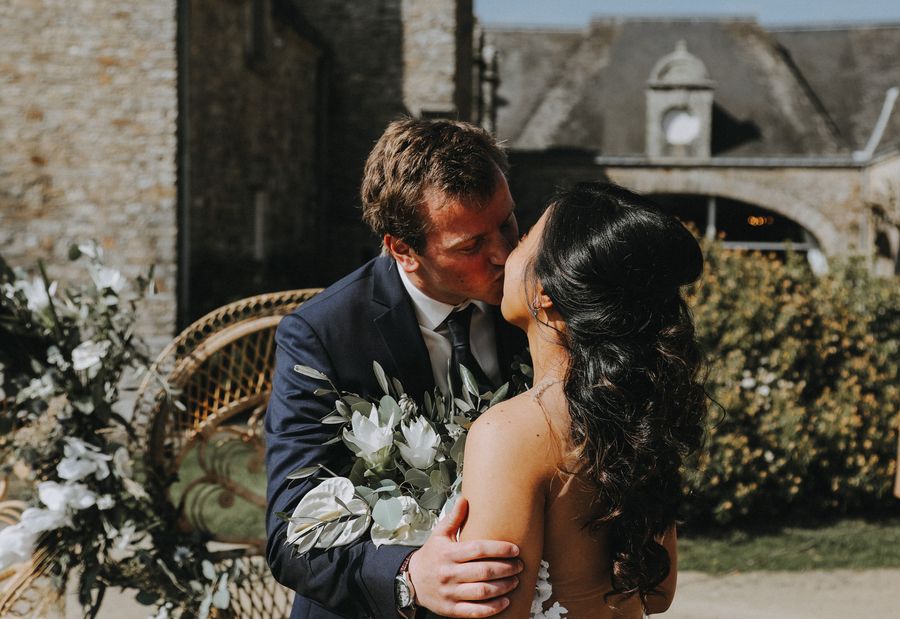 Les mariés lors de la cérémonie du mariage laïque
