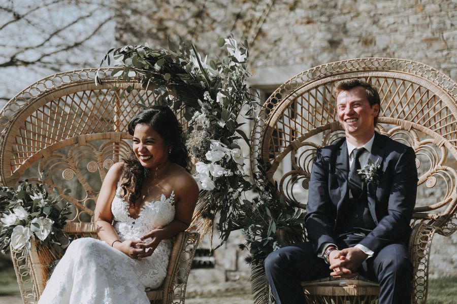 Les mariés lors de la cérémonie du mariage laïque