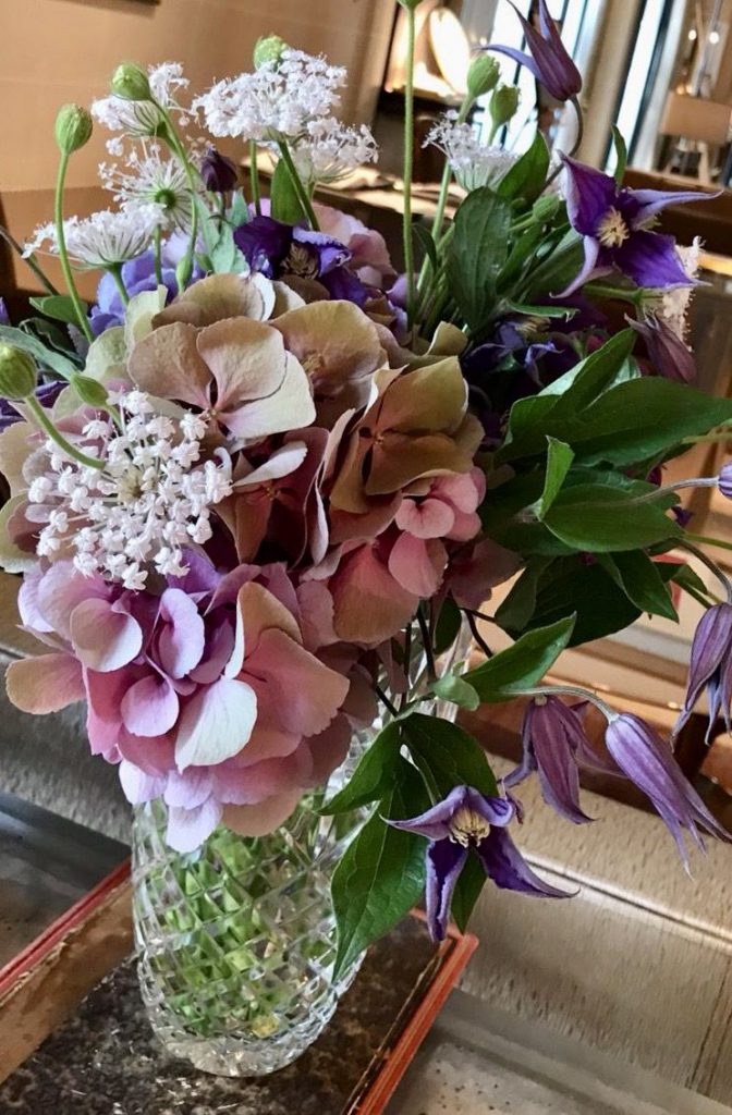 Fleurs de mariage roses, blanches et violettes