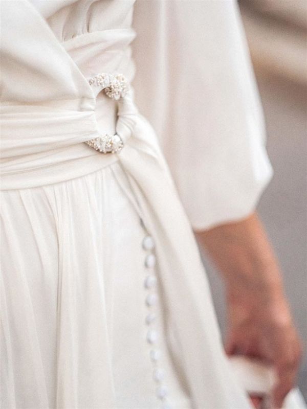Détail de la ceinture d'une robe de mariée