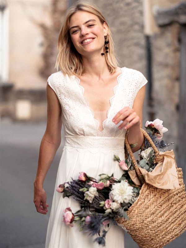 Mariée avec un panier de fleurs