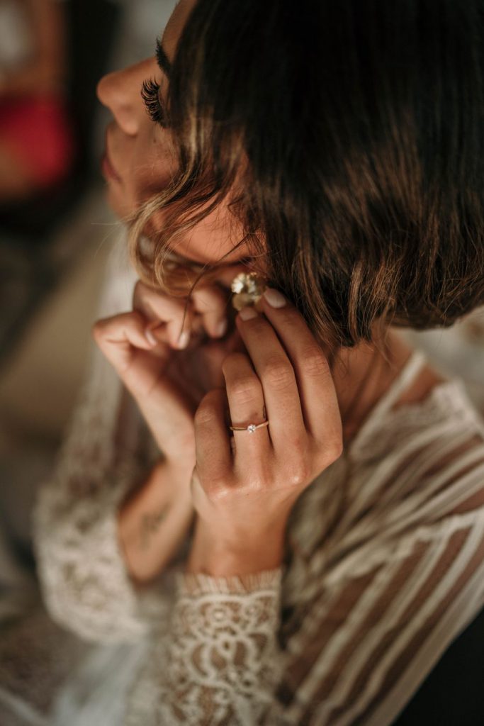 La mariée met ses boucles d'oreille