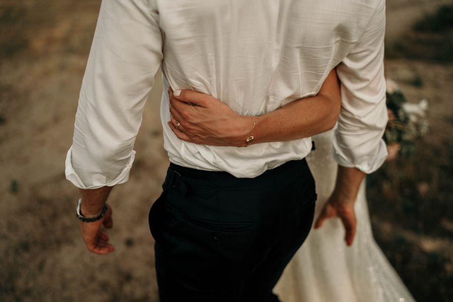 La mariée prend son mari par la taille