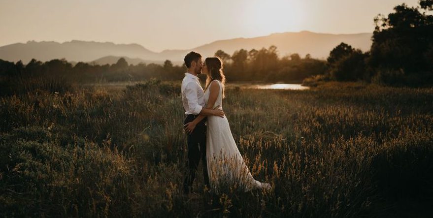 Photo de mariage lors du coucher de soleil