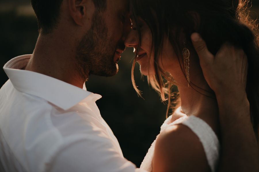 Photo de mariage lors du coucher de soleil