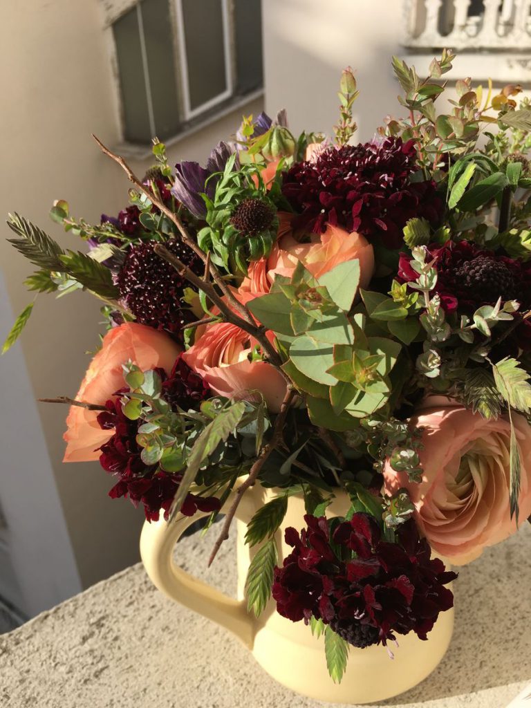 Bouquet de fleurs vert orange et bordeaux