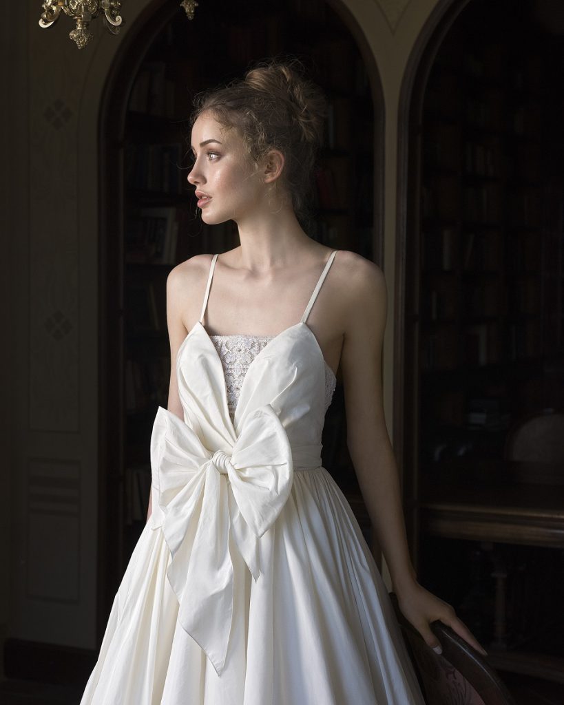 Robe de mariée avec un gros nœud