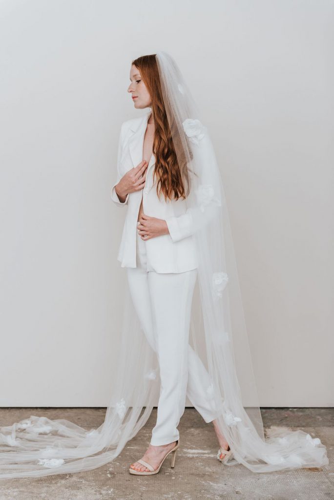 Look de mariée avec pantalon et voile