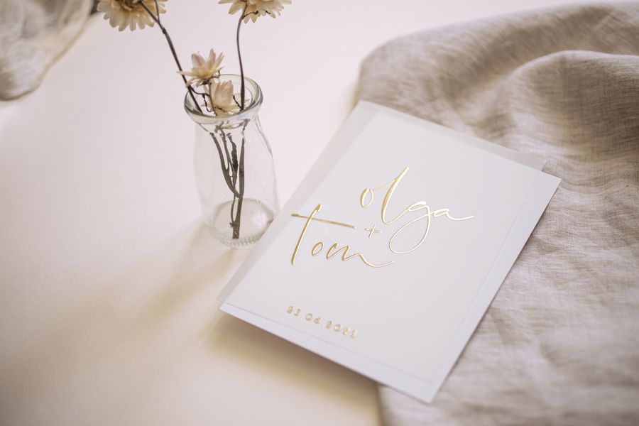 Faire-part mariage minimaliste avec transparence et écriture dorée