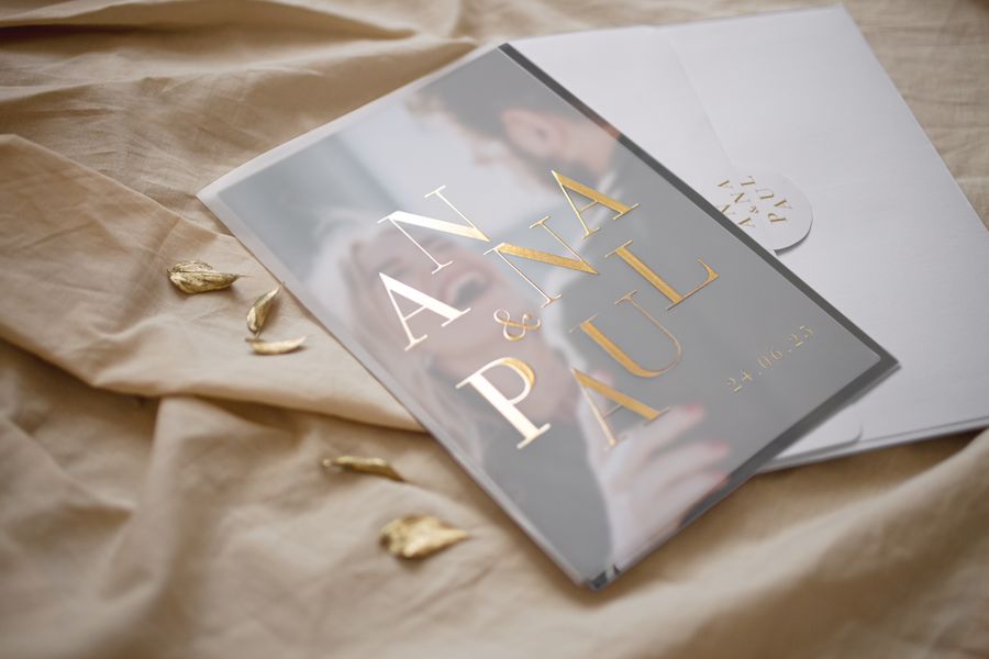 Faire-part mariage avec transparence et lettres dorées