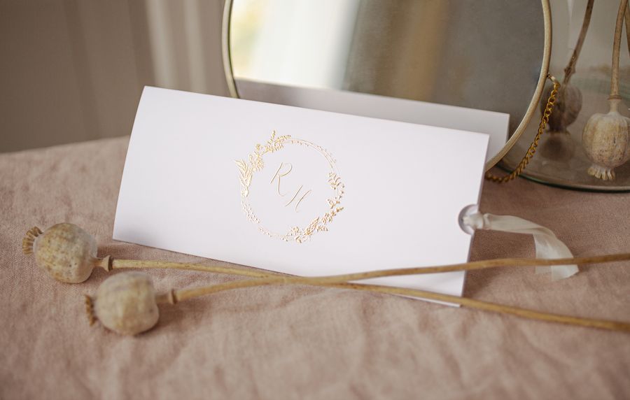 Faire-part mariage avec couronne végétale dorée