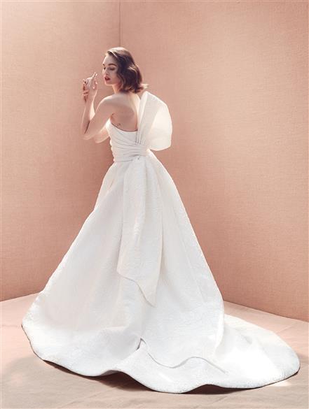 Robe de mariée avec gros nœud dans le dos