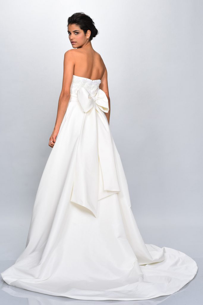 Robe de mariée bustier avec un gros nœud dans le dos