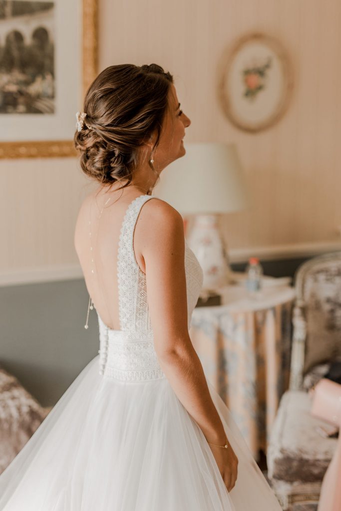 La mariée dans sa robe avant le mariage