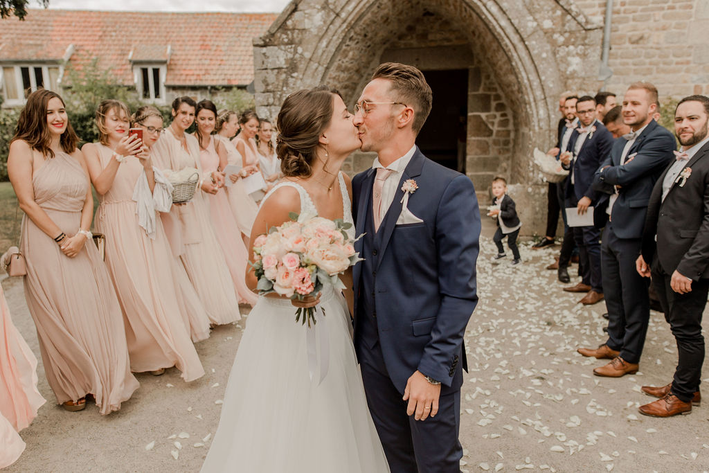 Les mariés s'embrassent après la cérémonie de mariage