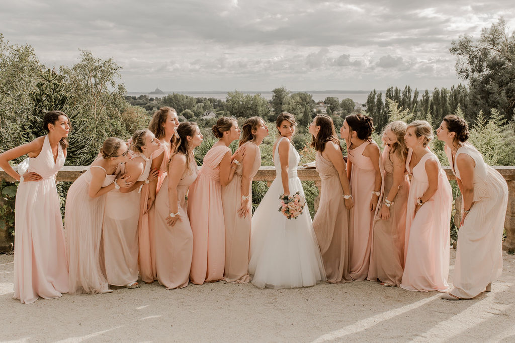 La mariée et ses demoiselles d'honneur en rose