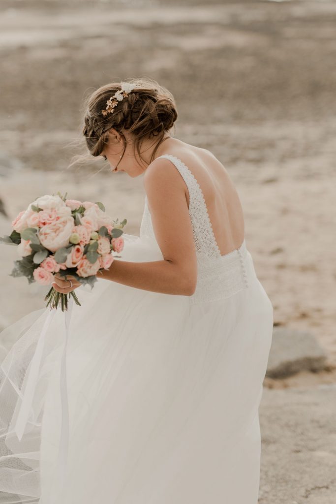 La mariée avec sa robe dos nu