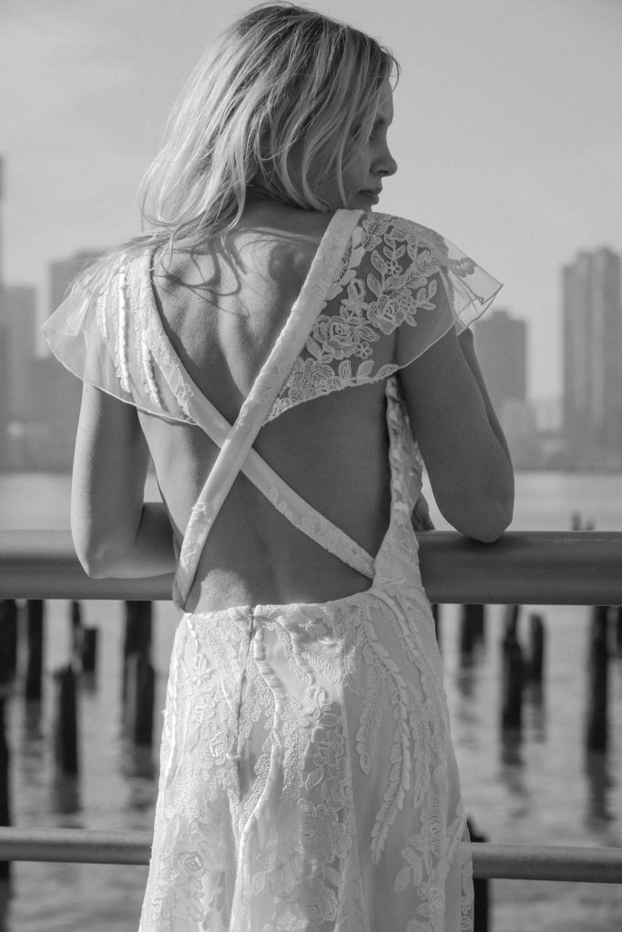 Robe de mariée en dentelle dos croisé