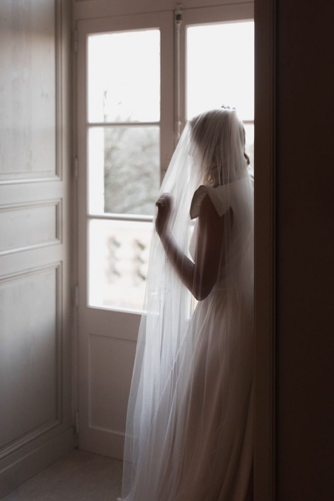 La mariée avec son voile