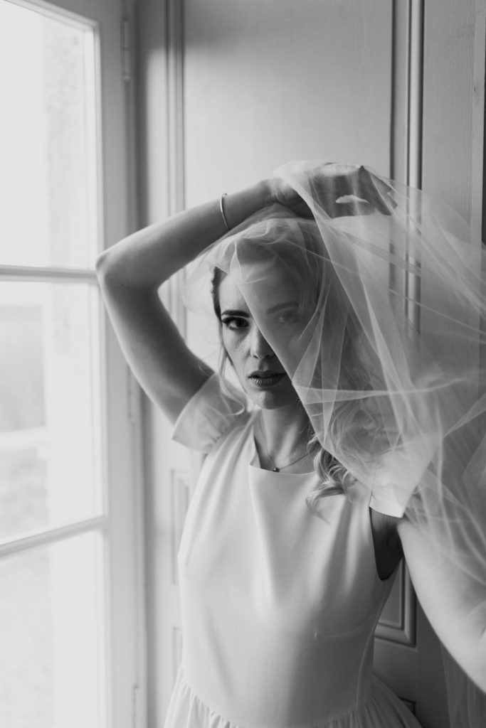 La mariée avec son voile