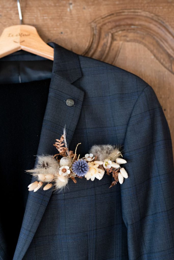 Costume du mariée avec fleurs