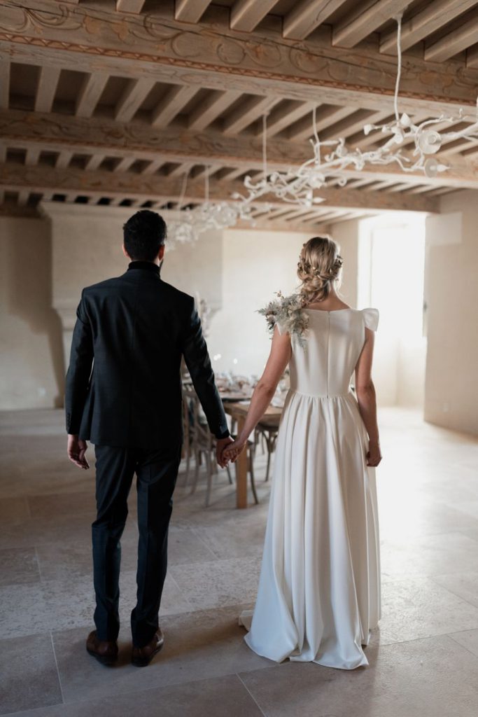 Les mariés près de la table de mariage