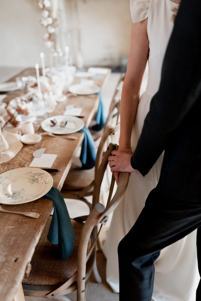 Les mariés près de la table de mariage