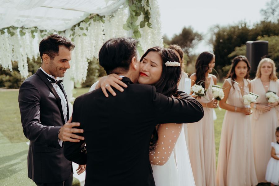 Le père de la mariée embrasse sa fille