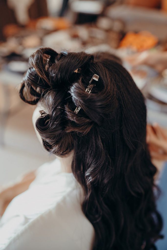 Préparation de la coiffure de la mariée