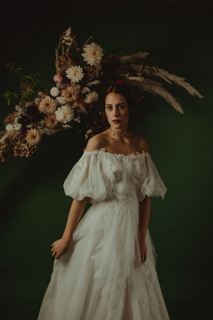 Robe de mariée avec les épaules dénudées et manches bouffantes Costarrellos chez Printemps Mariage