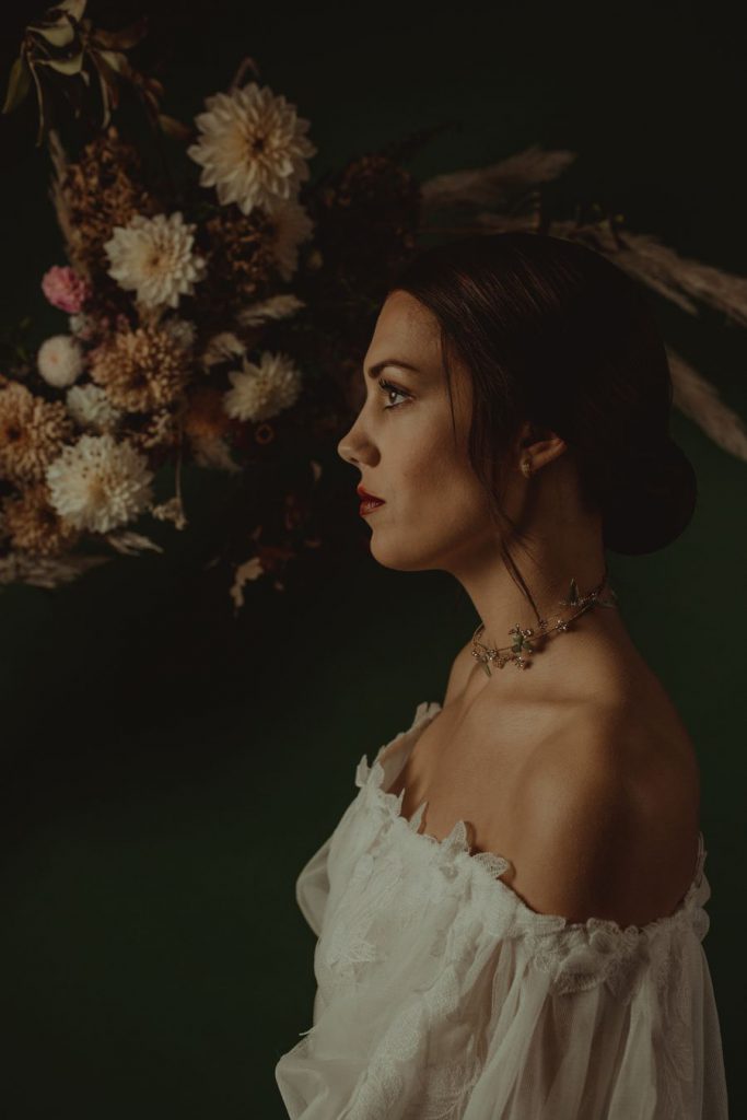 Robe de mariée avec les épaules dénudées et manches bouffantes Costarrellos chez Printemps Mariage