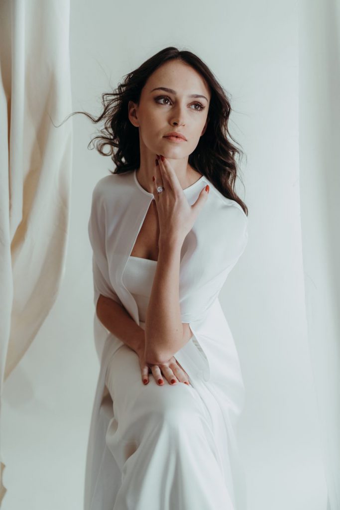 Robe de mariée avec une cape Les Merveilleuses