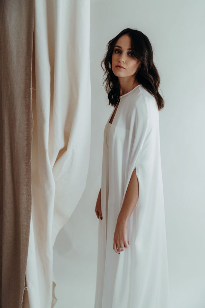 Robe de mariée avec une cape Les Merveilleuses