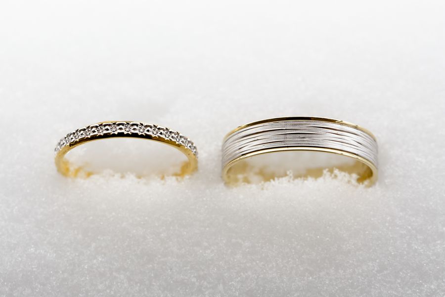 Alliances de mariage dans la neige pour un mariage en hiver