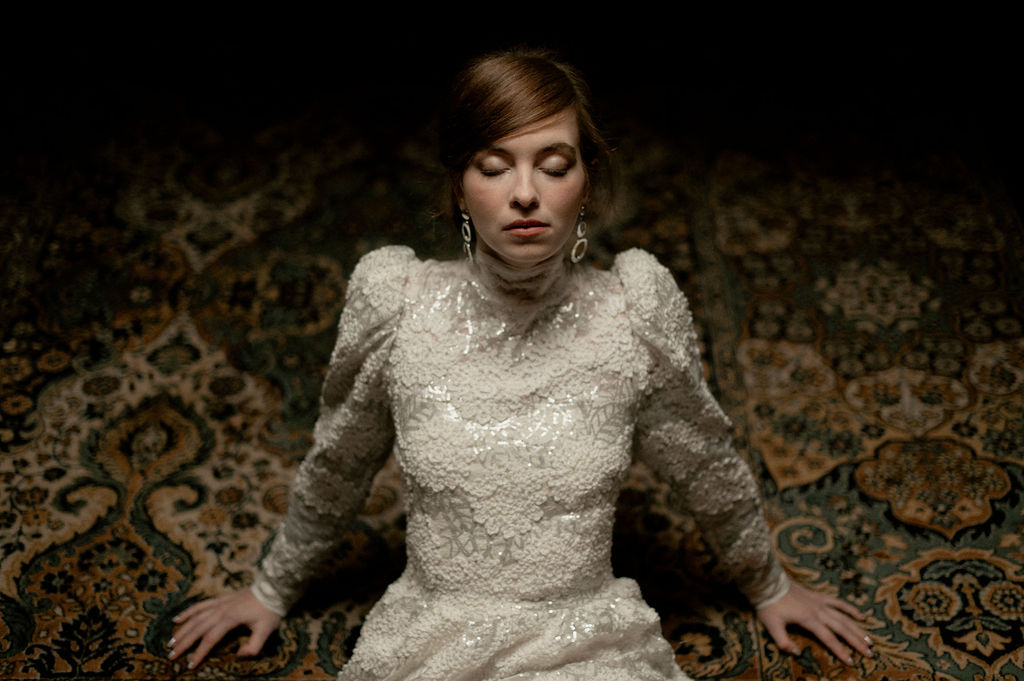 tapis époque mannequin boucles d'oreilles