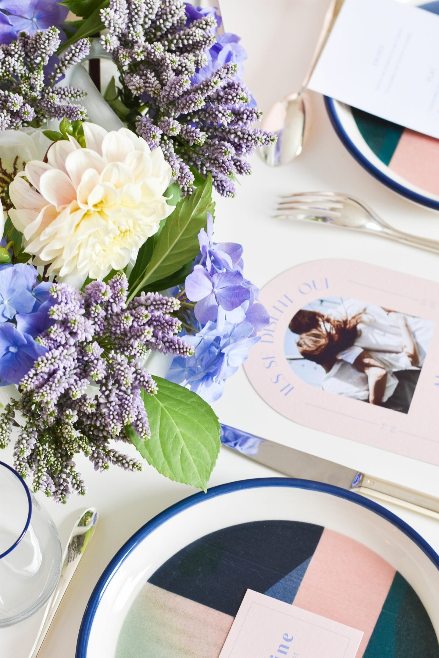 Décoration : Une table de mariage rose et bleue