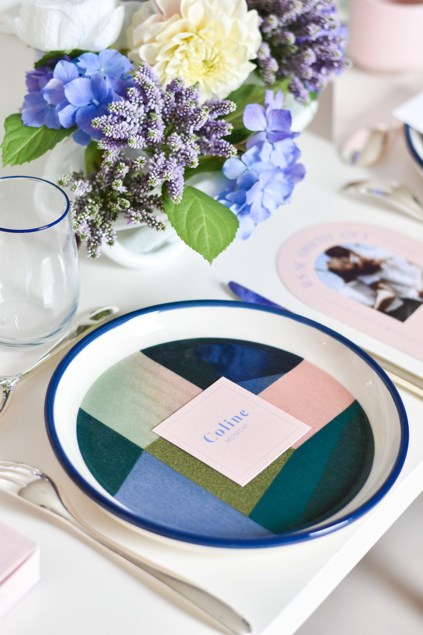Décoration : Une table de mariage rose et bleue