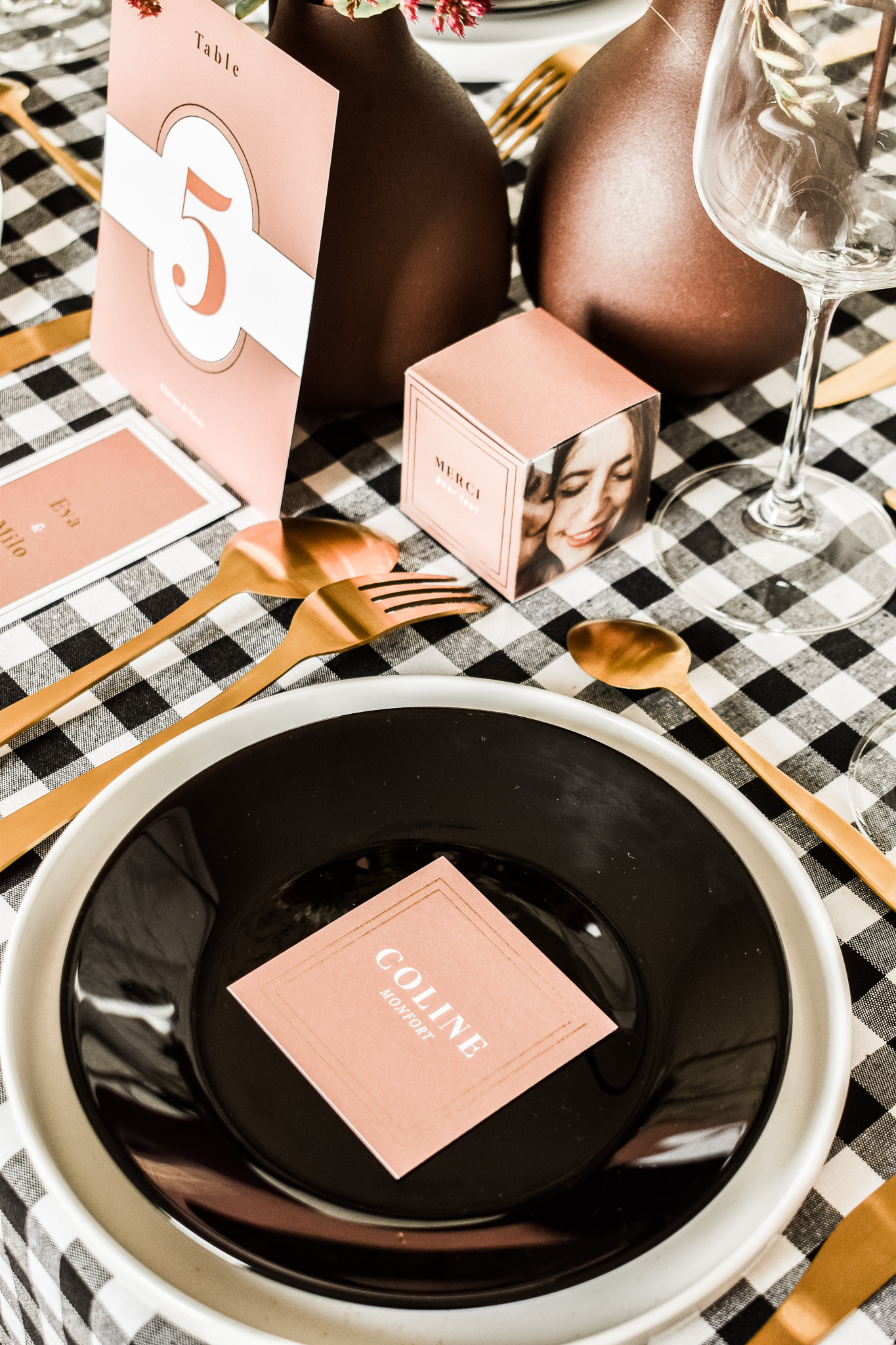 Décoration : Une table de mariage noire et terracotta
