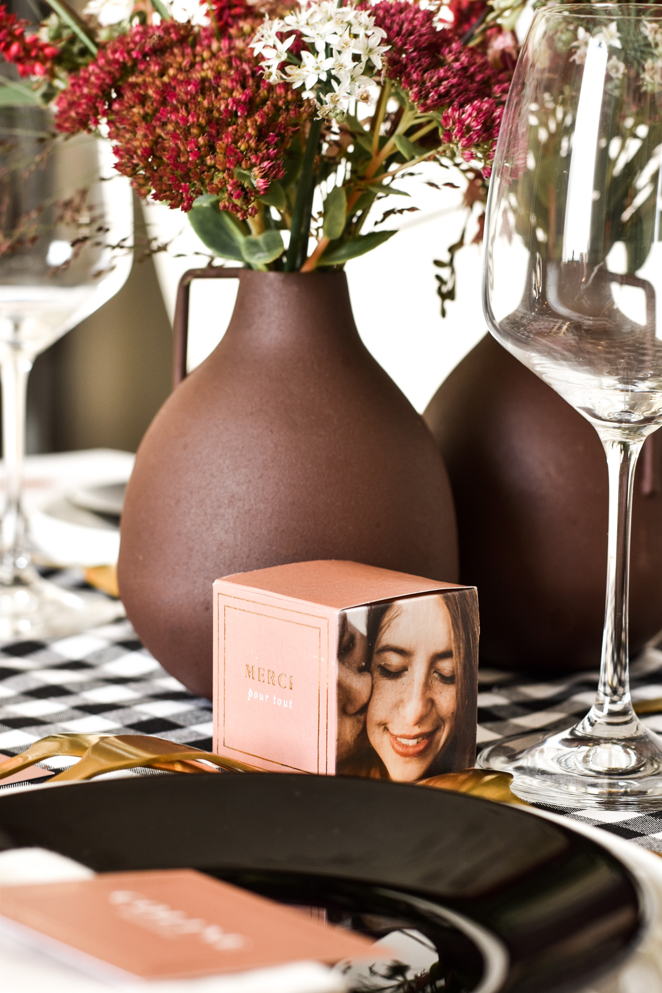 Décoration : Une table de mariage noire et terracotta