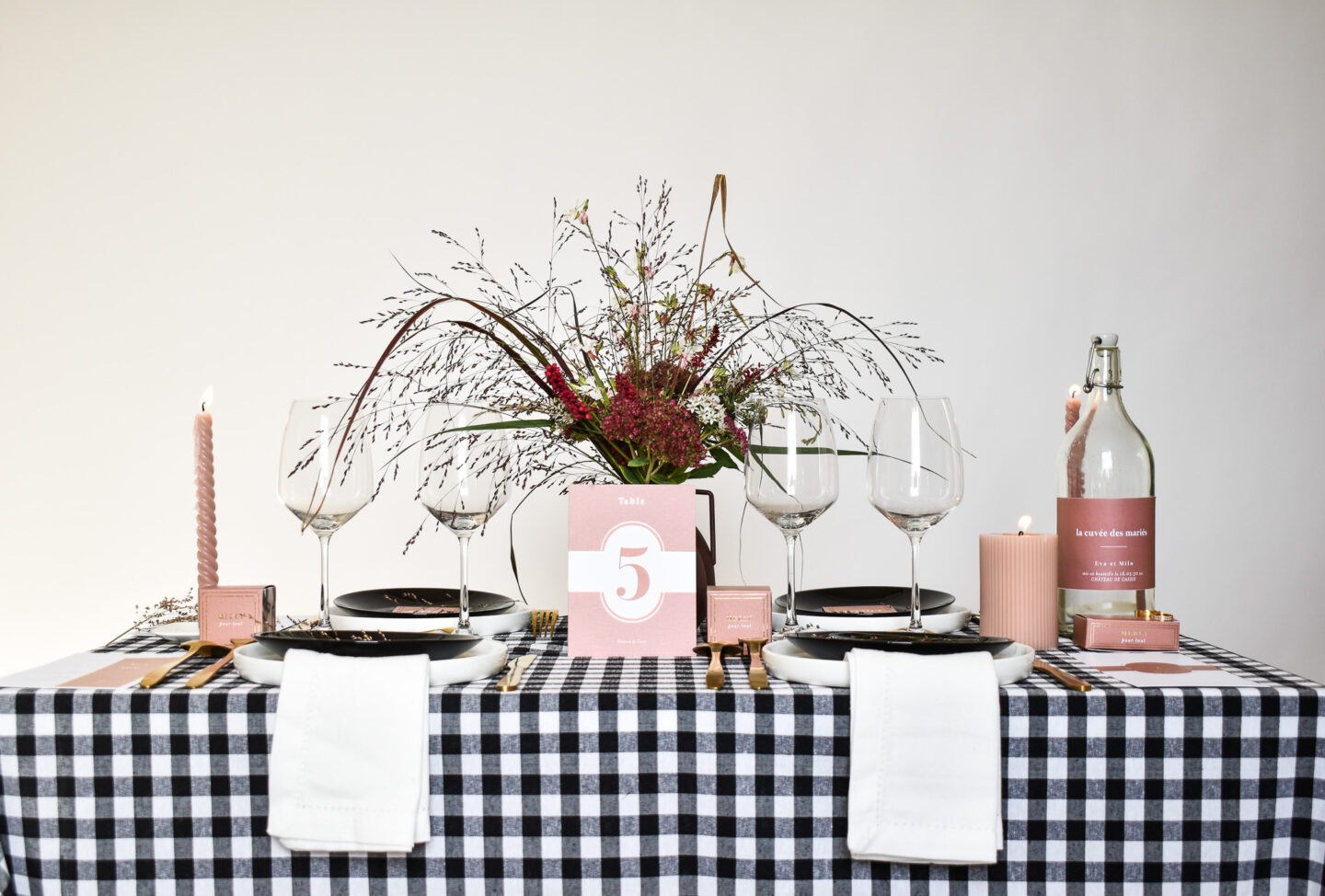 Décoration : Une table de mariage noire et terracotta