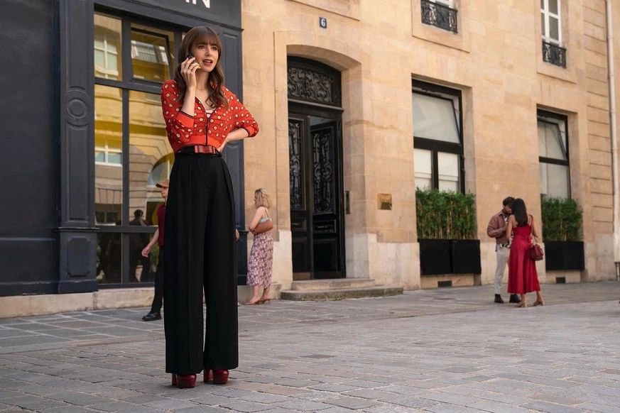 5 looks inspirés des premières images d de Emily In Paris 3