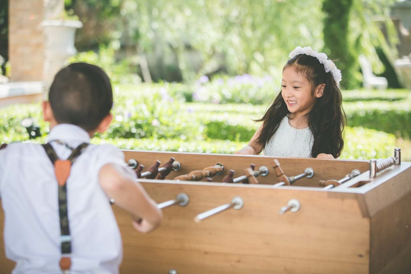 Quelles activités prévoir pour les enfants le jour du mariage ? Enfants qui jouent au baby foot