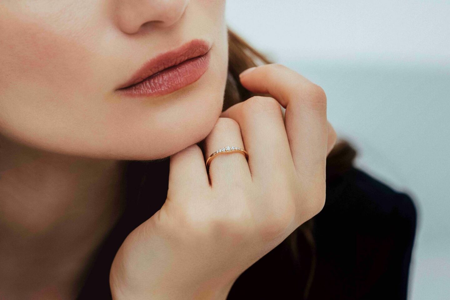 Mayuri Paris : Le luxe discret pour sa bague de fiançailles et ses alliances