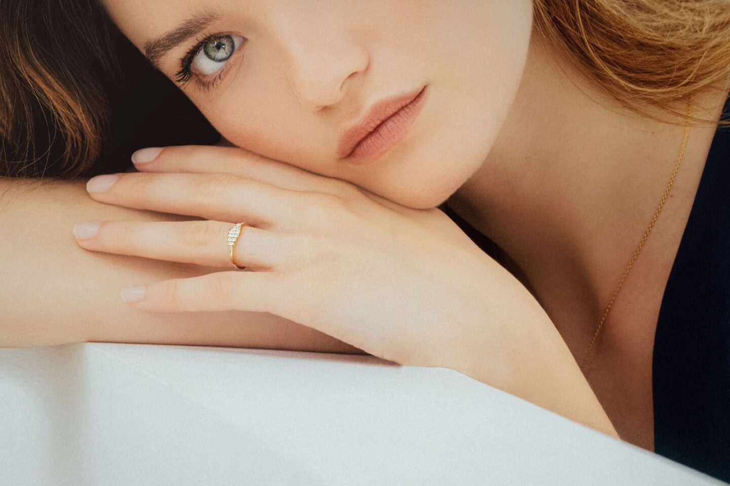 Mayuri Paris : Le luxe discret pour sa bague de fiançailles et ses alliances